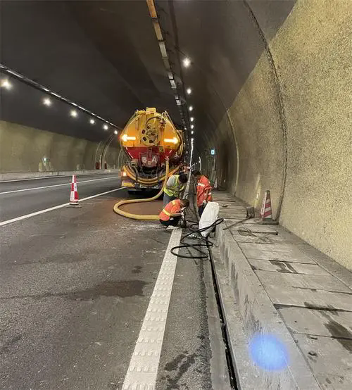 马尾隧道排水渠清淤